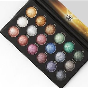 NWT BH Cosmetics 18 Color Eyeshadow Palette